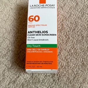 La Roche-Posay Anthelios Clear Skin Sunscreen SPF 60- dry touch- new in box